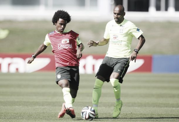 Sem Oscar, Felipão promove entrada de Willian no último treino antes de enfrentar a Sérvia Sem Oscar, Felipão promove entrada de Willian no último treino antes de enfrentar a Sérvia