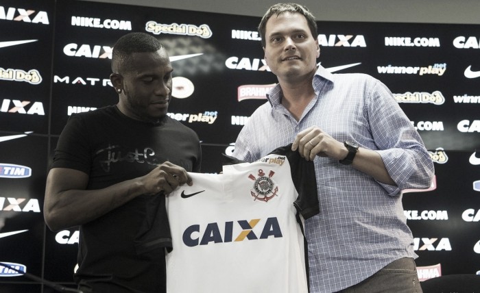 Willians assina contrato e projeta sucesso no Corinthians: "Meu potencial é grande"