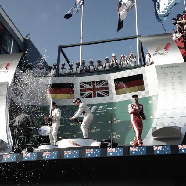 Lewis Hamilton defende o título com vitória em Melbourne