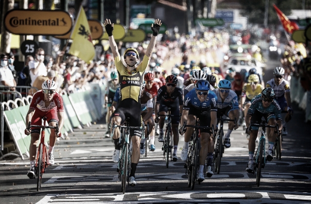 Van Aert vuelve a ganar en una etapa protagonizada por los
abanicos Van Aert vuelve a ganar en una etapa protagonizada por los
abanicos