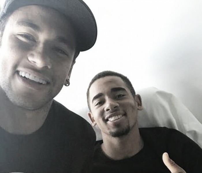 Neymar visita Gabriel Jesus após cirurgia e brinca: "Já, já volta voando"