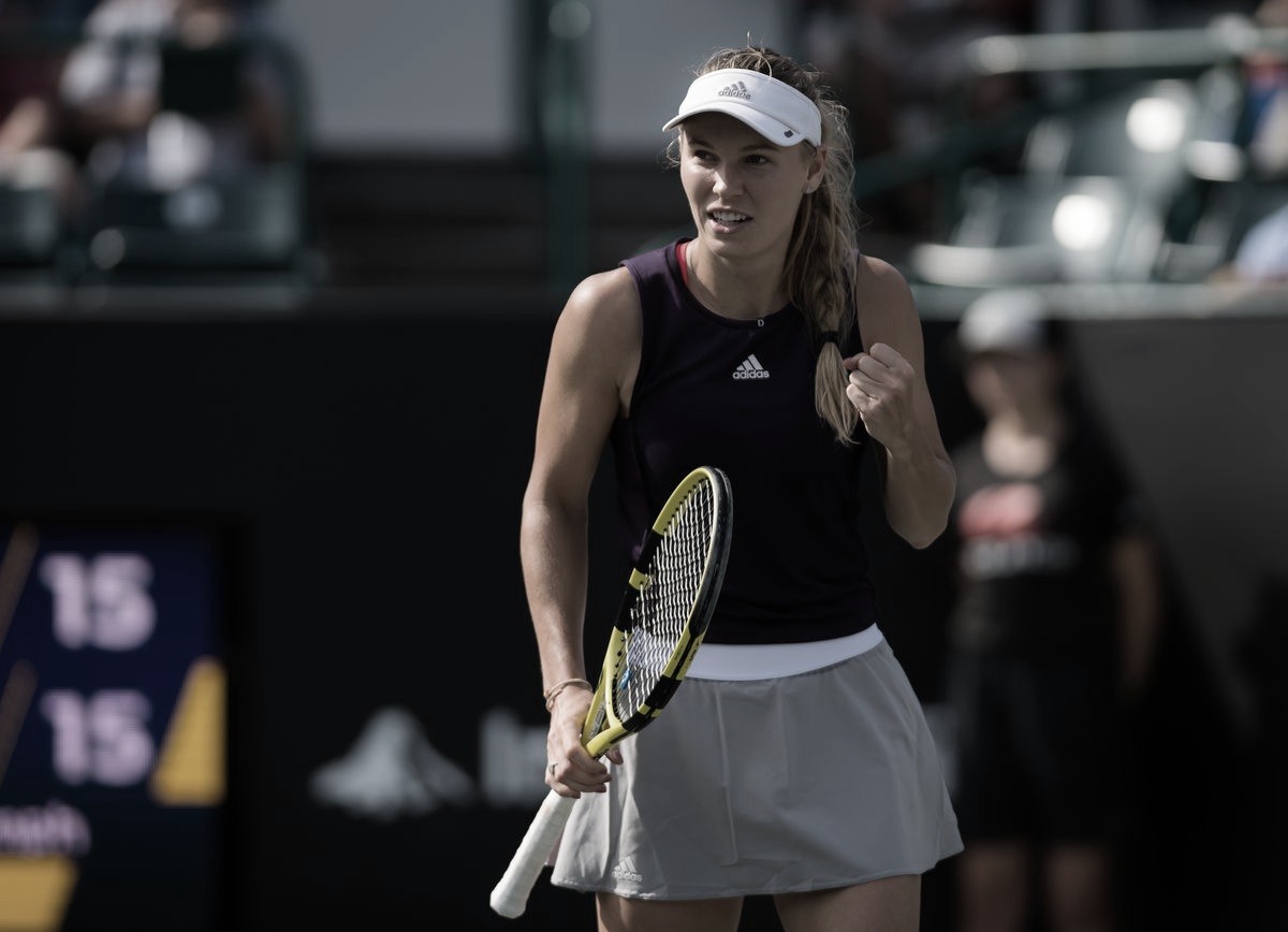 Wozniacki domina Sakkari em Charleston e alcança primeira semifinal no ano