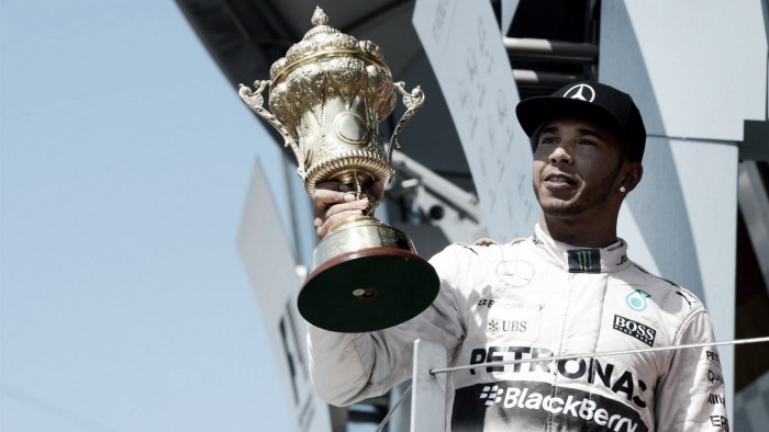 Vuelta al 2015. GP de Gran Bretaña: Lewis Hamilton, profeta bajo la lluvia