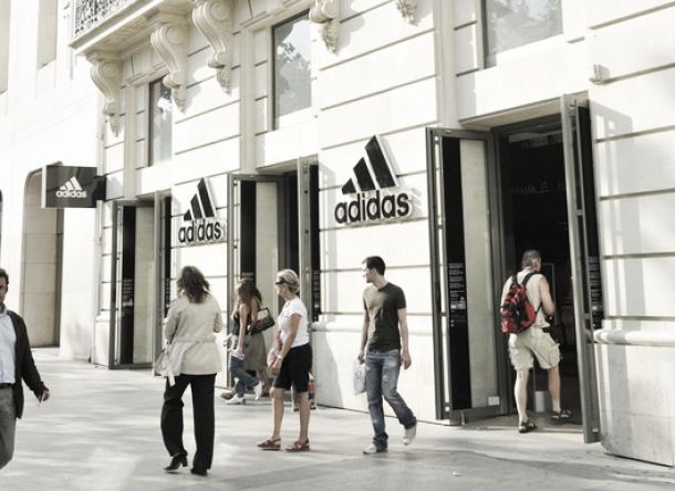 Adidas recorta previsión de beneficios para 2013