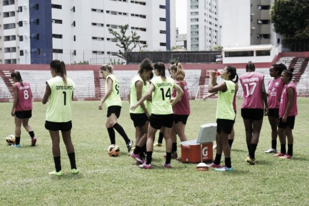 Náutico recebe jogadoras da Seleção Brasileira de futebol feminino nos Aflitos