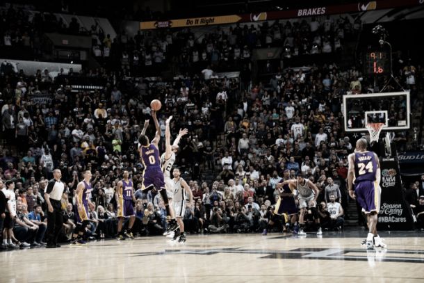 Los Angeles Lakers obran el milagro con Nick Young vestido de héroe
