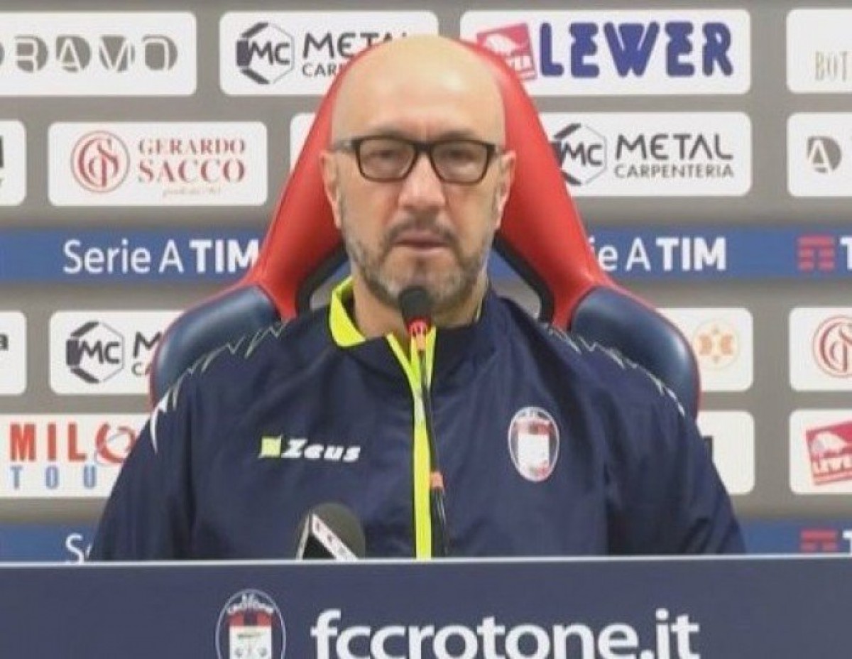 Crotone - Zenga: "Per lo scudetto dico Napoli, meritavamo più punti"